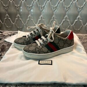 Used kids Gucci shoes. Size 27.